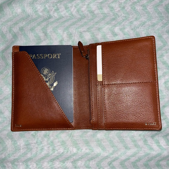 Fossil Leather Passport Case - Picture 4 of 6